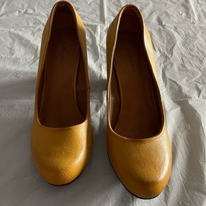 G.H. Bass & Co. pump shoes in size 8.